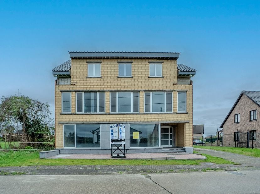 Op Houterstraat 20 presenteren wij een uitzonderlijke mogelijkheid: een cascowoning met een ruime bedrijfshal, of de optie om deze om te vormen tot dr