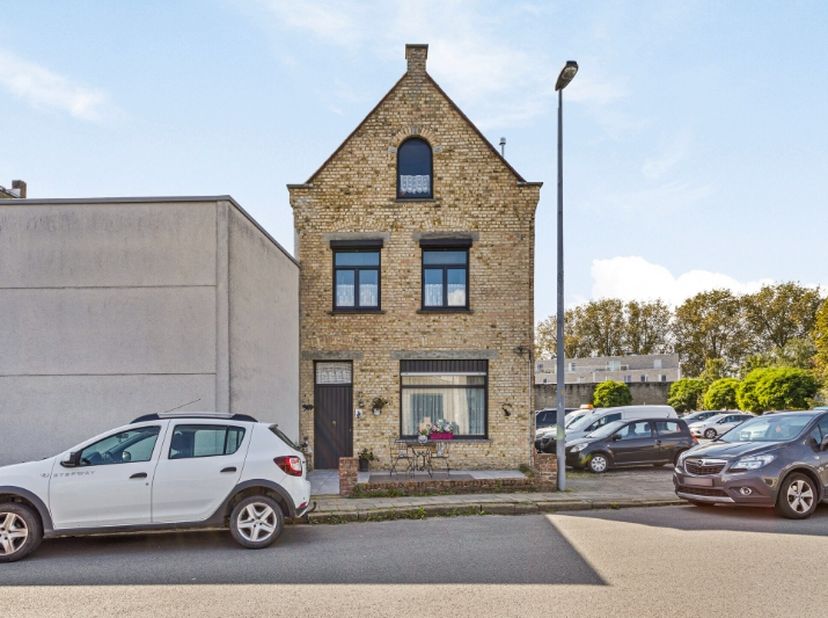 Deze op te frissen halfopen woning is gelegen op een boogscheut van het Centrum Brugge. &lt;br /&gt;
&lt;br /&gt;
Ligging: Deze woning is gunstig gelegen, dicht b