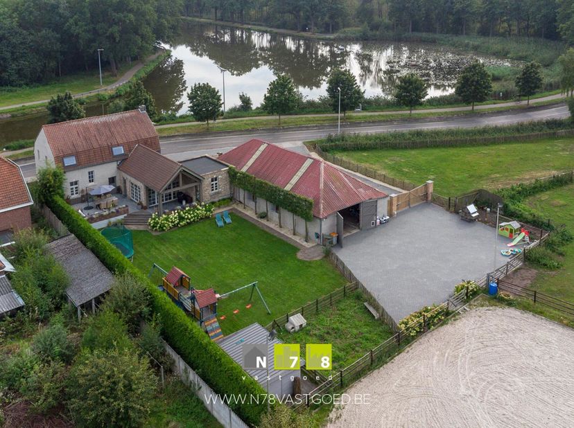 GERENOVEERDE HOEVEWONING MET STAL (210m²), PADDOCK (40x20m) EN WEILANDEN OP 72A34CA, GELEGEN TUSSEN HET KANAAL EN LOZERHEIDE TE BOCHOLT (LOZEN).&lt;br /&gt;