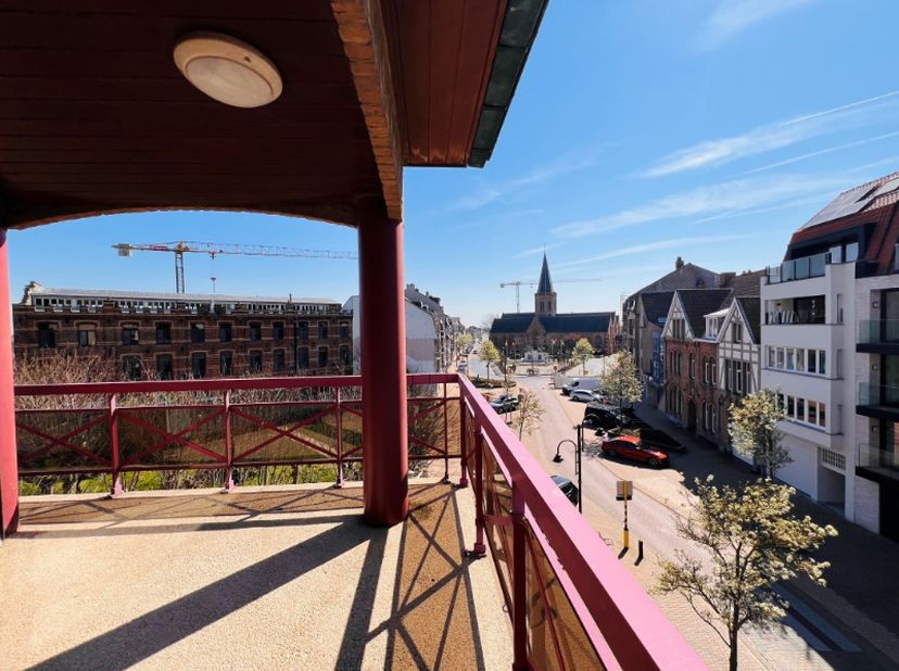 Ontzettend ruim appartement (114m²) met rondom rond lichtinval in een standingvolle residentie. Centraal gelegen in de Kerkstraat, en met een prachtig