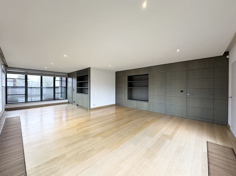 AUDERGHEM, dans un quartier résidentiel calme proche du chant d&#039;Oiseau. Magnifique APPPARTEMENT penthouse (3ch/3sdb) de 187m² avec garages et terrasse