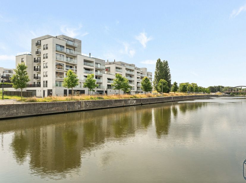 Recent, ruim en energiezuinig appartement, topgelegen aan de LEIE! Ideaal voor wie op zoek is naar rust én ruimte. Indeling: inkomhal met apart gasten