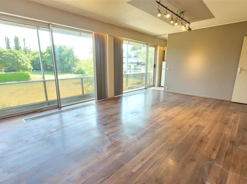 Situé au deuxième étage d&#039;une résidence à l&#039;entrée de la ville, cet appartement vous séduira par sa luminosité et son agencement fonctionnel. &lt;br /&gt;
I