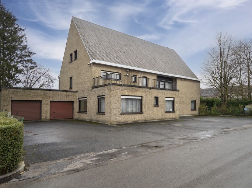 Deze statige dokterswoning uit 1972 heeft een bewoonbare oppervlakte van maar liefst 530 m², dit alles gelegen op een perceel van 1.812m². De woning t