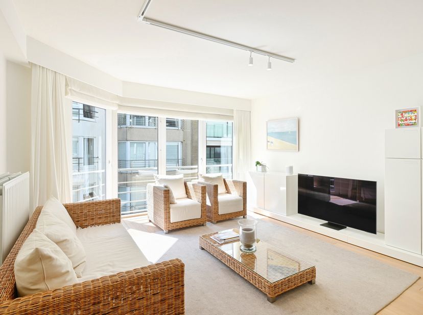 Ce charmant appartement avec vue latérale sur la mer, situé dans la rue Antoine Bréart du prestigieux Zoute, offre une combinaison idéale de tranquill