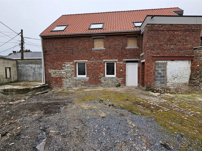 Prix: Offre à partir de 130.000 euros, frais d&#039;agence non inclus et à charge de l&#039;acquéreur.&lt;br /&gt;
Maison en gros oeuvre couvert fermé et comprenant: