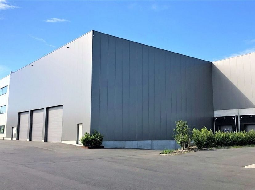 1150m² magazijn met 6 parkings&lt;br /&gt;
Ligging: vlakbij op- en afritten R4&lt;br /&gt;
Specificaties magazijn: gevel in aluminium bardage, staalstructuur, vri