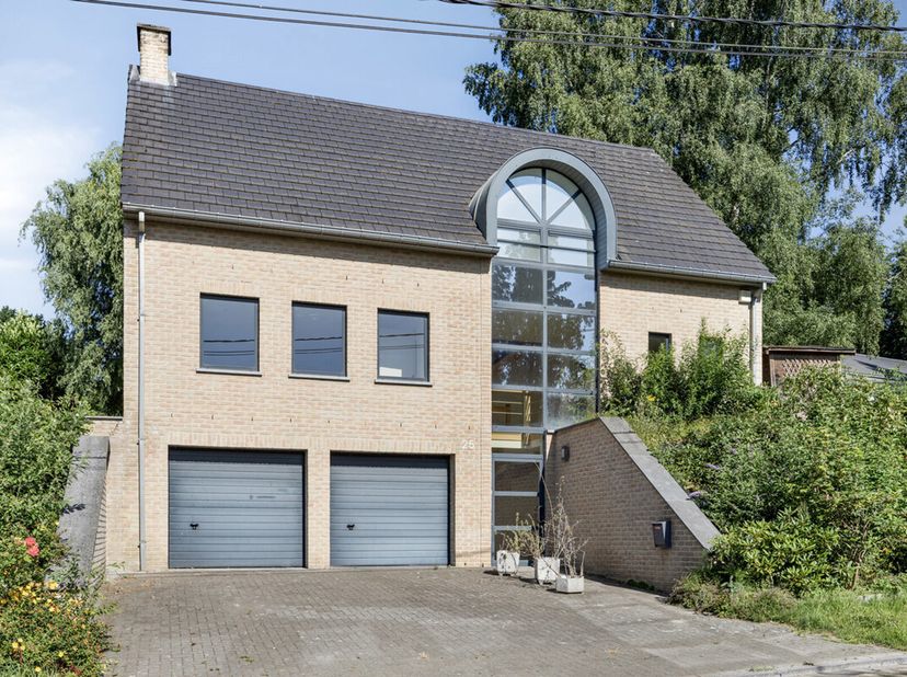 Ruime villa gelegen in Terlanen, een residentiële en rustige wijk van Overijse, op wandelafstand van het openbaar vervoer, lokale handelszaken en met