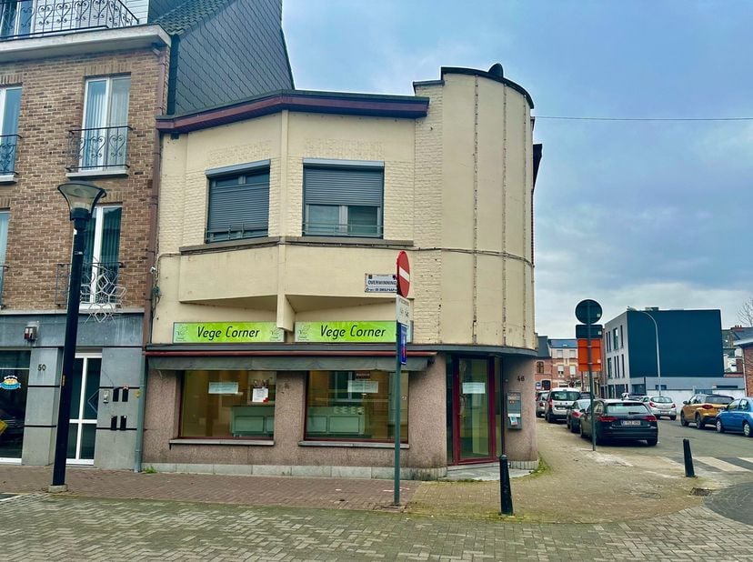 Bent u op zoek naar een veelzijdig handelspand op een toplocatie? Dit ruime en multifunctionele handelspand in het hart van Willebroek biedt alles wat