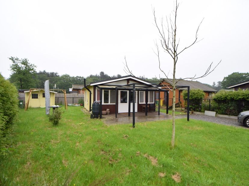 Het betreft een eenvoudige op te frissen chalet op een vrij groot perceel met parkeerplaats voor minimaal 2 wagens. &lt;br /&gt;
&lt;br /&gt;
De chalet zelf besta