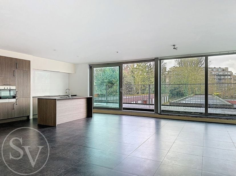 Ruim en gezellig appartement (A1.3 bus 5) te koop met twee slaapkamers en een zonnig terras (ZW-georiënteerd) van 9,5m x 2m, waar u de hele namiddag e
