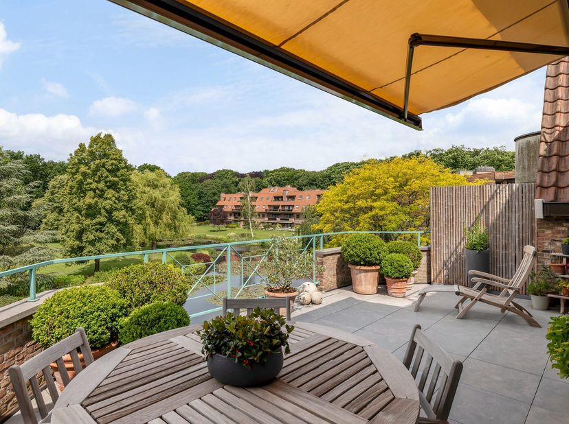 Zeer licht, luxueus afgewerkt, appartement van ca. 195m² in domein &#039;De List&#039; (residentie Richebourg) met prachtig zonne-terras !&lt;br /&gt;
Indeling :&lt;br /