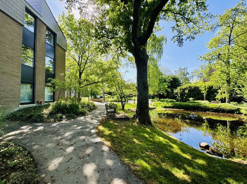 En EXCLUSIVITE chez Victoire-Junot: Uccle / Fort Jaco, dans un clos privé entouré de verdure -bel appartement de +- 130 m² sis au 1er étage : spacieux