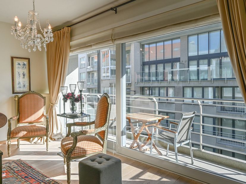 Appartement de deux chambres, lumineux et spacieux, situé à deux pas de la place Rubens. L&#039;appartement est situé au troisième étage d&#039;une résidence ré