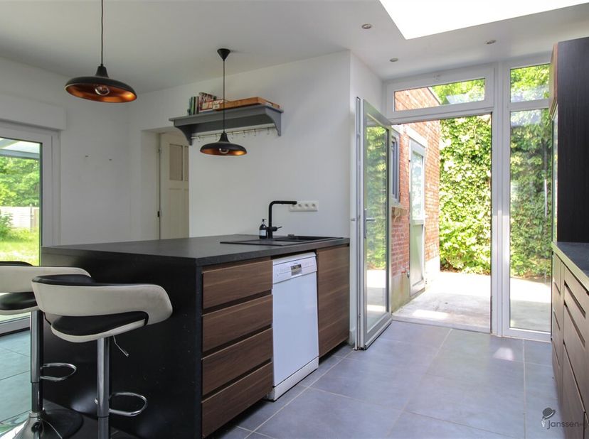 Instapklaar vernieuwde woning, centraal gelegen &lt;br /&gt;
We komen binnen via de inkomhal met apart toilet, woonkamer voorzien van pelletkachel, volledig