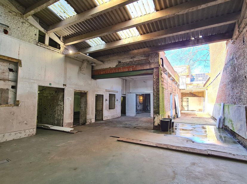 Ontdek de mogelijkheden van deze karaktervolle oude chocoladefabriek &quot;Meyers,&quot; met een indrukwekkende totale vloeroppervlakte van 1200m². Dit unieke p