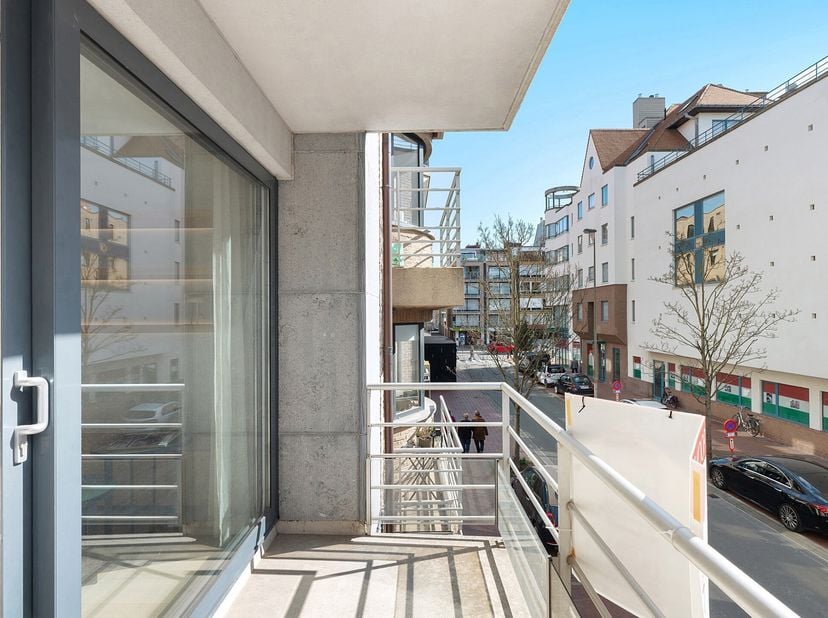 Prachtig gerenoveerd twee slaapkamer appartement met centrale ligging op wandelafstand van winkels, restaurants en het strand.&lt;br /&gt;
Indeling:&lt;br /&gt;
D