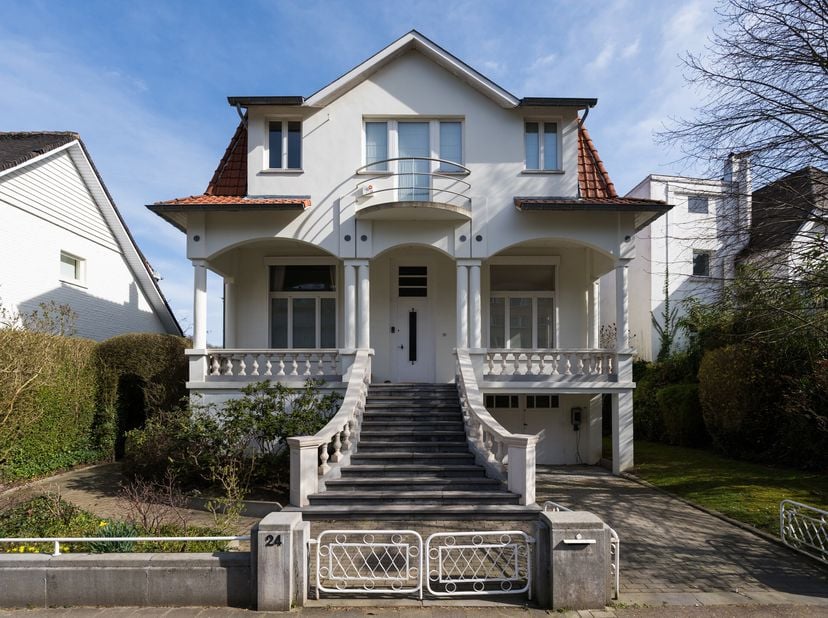WOLUWE-SAINT-PIERRE, tussen Place Dumon en Place Sainte-Alix, dicht bij tal van voorzieningen, prachtige VILLA (5bed/3bath) van 438m² gebouwd op een p