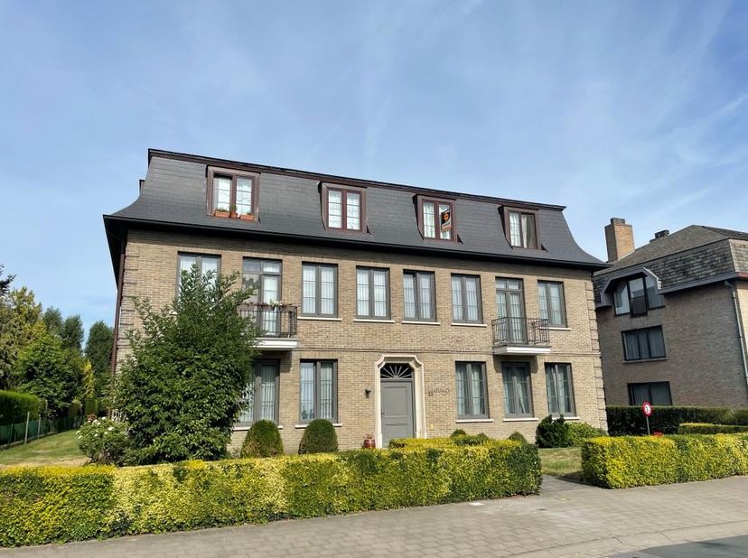 INSTAPKLAAR APPARTEMENT gelegen op de 2de verdieping van een kleinschalige residentie in de nabijheid van winkels en het Daverlopark! Dit appartement