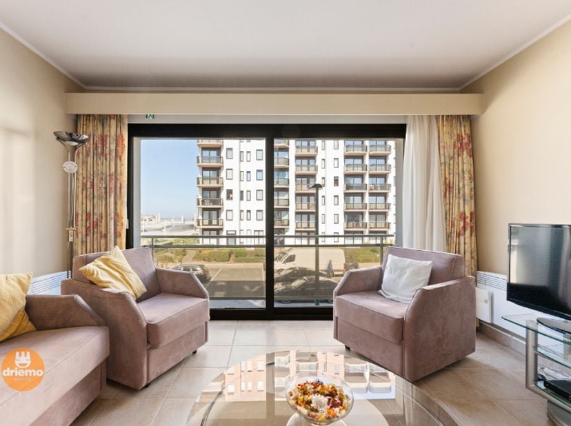 Ruim appartement met één slaapkamer met mooi zicht op de Espalanade en gedeeltelijk zeezicht. Afzonderlijke kelderberging.&lt;br /&gt;
Mogelijkheid tot aank