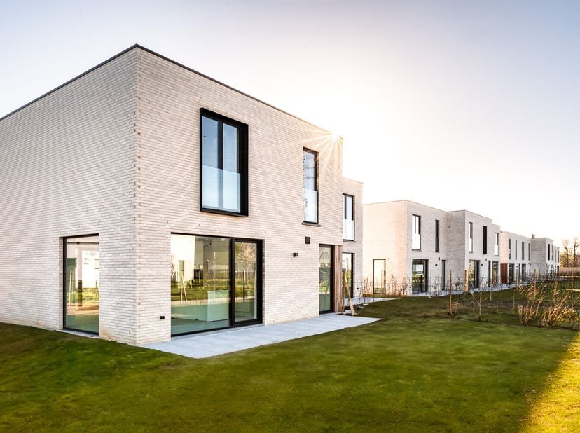 Maisons neuves neutres en énergie près du centre de Sint-Eloois-Vijve et à 5 minutes du centre de Waregem et de l&#039;E17.&lt;br /&gt;
Les maisons disposent tou