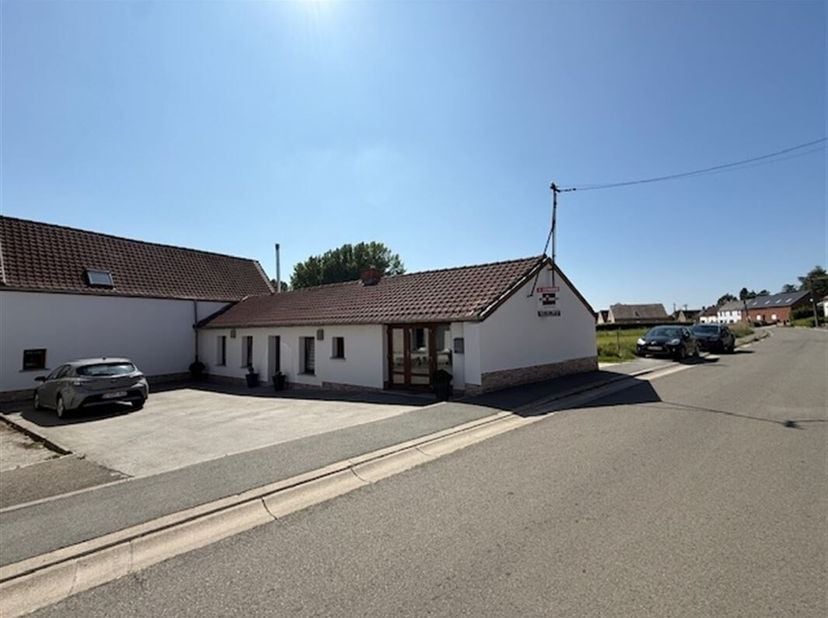 Agréable maison villageoise semi-mitoyenne rénovée avec grand jardin de 55 ares.&lt;br /&gt;
L&#039;habitation offre une superficie habitable de +/- 150m² et com
