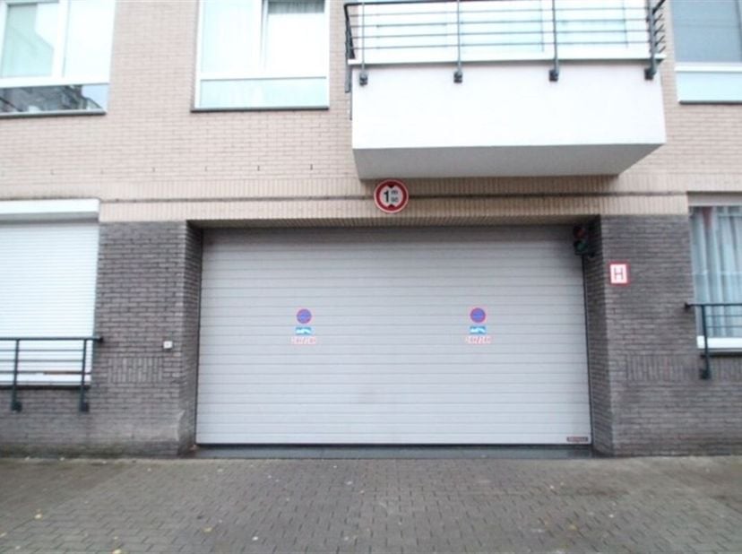 IMMOSCHMIDT (Réf. 18931) - ETTERBEEK (Rolin / L. Schmidt) - LIBRE : Emplacement de parking intérieur à louer dans le sous-sol d&#039;un immeuble avec porte
