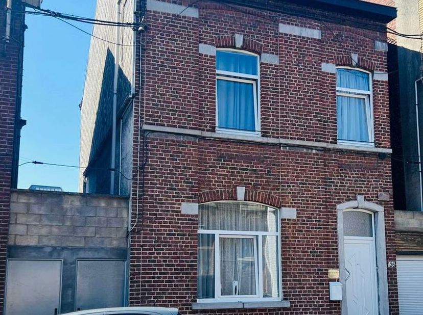 Montignies-sur-Sambre - à vendre une maison 4 façades en très bon état entièrement cavée (172m2).  Elle comprend une terrasse, un jardin et un passage