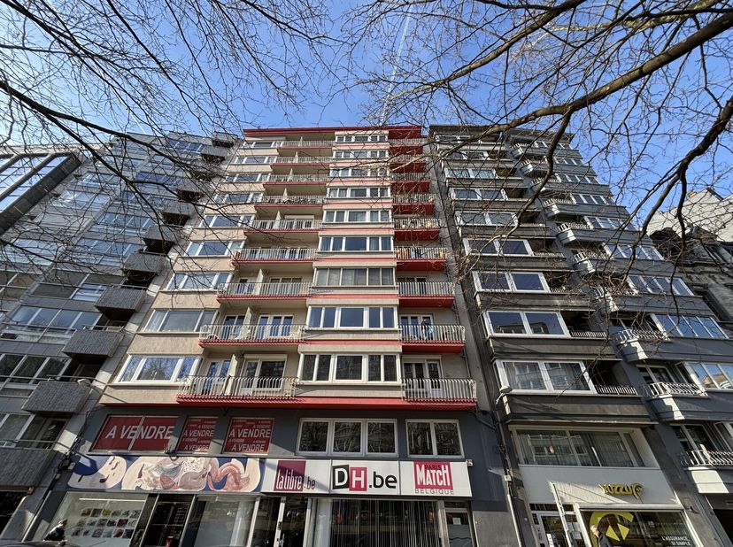 Pour les visites, veuillez nous contacter UNIQUEMENT par téléphone au 04/220.60.30 !!!&lt;br /&gt;
Bel appartement situé sur le Boulevard d&#039;Avroy d&#039;une supe