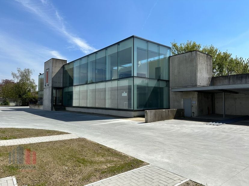 Instapklare kantoorruimte van 797 m² te huur, uitstekend gelegen langs de bedrijvige Kortrijkseweg (N43) met een vlotte verbinding naar de E17 (5 km).