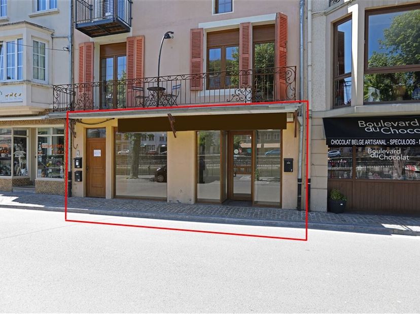 Rez commercial de 67 m² situé le long de la Semois, au centre de la ville de Bouillon-sur-Semois.&lt;br /&gt;
Situation commerciale très intéressante, tout