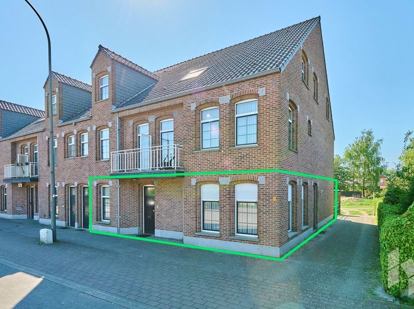 Op wandelafstand van het centrum en het station van Hamont bevindt zich dit degelijk gebouwde, levensloopbestendige appartement. Het appartement besch