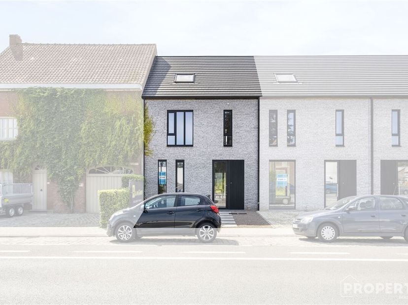 INSTAPKLARE WONING MET 4 SLAAPKAMERS &lt;br /&gt;
Indeling: Inkomhal met gastentoilet, ruime lichtrijke leefruimte met open keuken, extra ruimte die kan die
