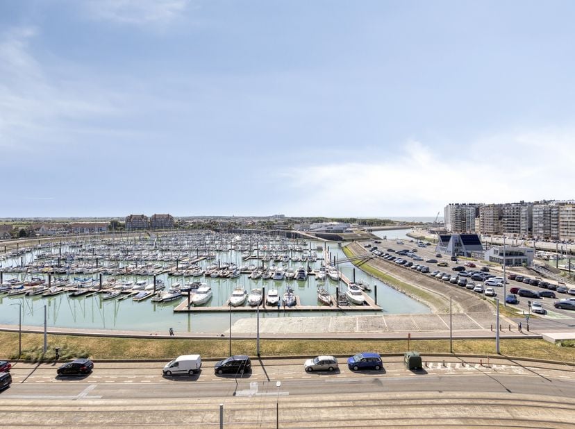 Ruim en praktisch ingedeeld appartement met 3 slaapkamers en een adembenemend uitzicht op jachthaven, zee en hinterland.&lt;br /&gt;
Geniet van een imposant