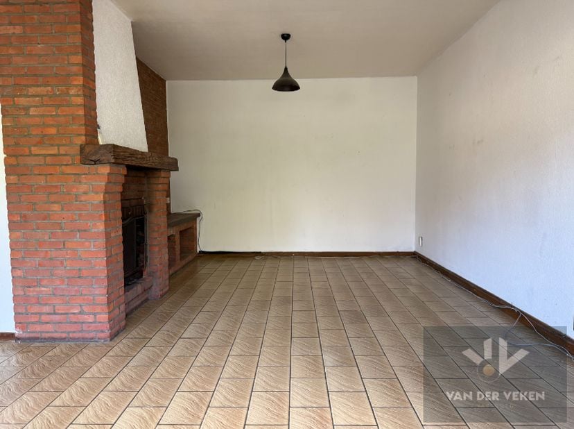 Ruim, instapklaar 2-slaapkamerappartement op de gelijkvloerse verdieping van een kleinschalige residentie! &lt;br /&gt;
&lt;br /&gt;
TROEVEN:&lt;br /&gt;
- Rustige en g