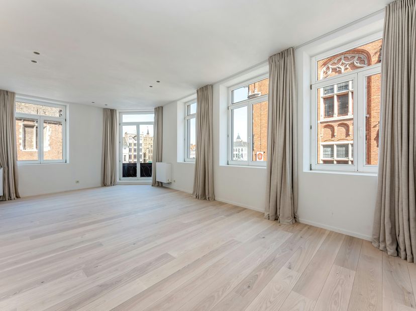Conçu avec un grand souci du détail, ce luxueux appartement vous offre un cadre de vie somptueux et élégant. En entrant dans l&#039;appartement, vous êtes