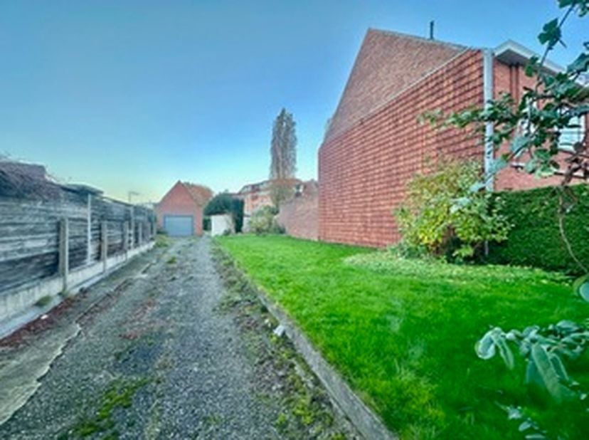 Op zoek naar bouwgrond voor een halfopen bebouwing te Harelbeke? Ik stel u graag deze bouwgrond voor, gelegen in de Wolvenstraat, vlakbij invalswegen,