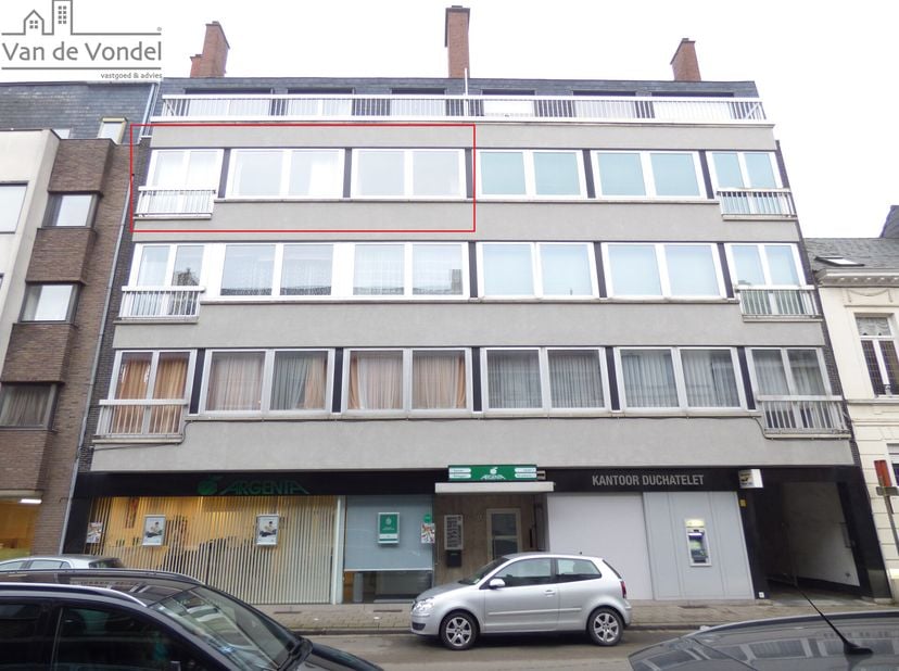 100% Instapklaar en lichtrijk, 3 slaapkamer appartement met terras te Aalst centrum. Dit zeer ruim appartement met 3 slaapkamers en mooi terras is gel