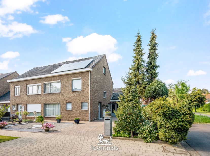 In een rustige en kindvriendelijke buurt van Kuurne, op een steenworp van winkels, scholen en belangrijke verbindingswegen, vindt u deze lichtrijke en