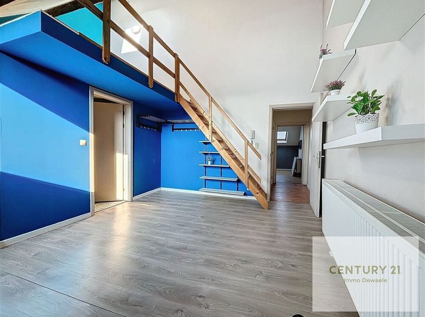 Century 21 Immo Dewaele stelt u graag dit prachtige appartement met de charme van de balken voor, uiterst goed gelegen vlakbij het station van Nijvel.