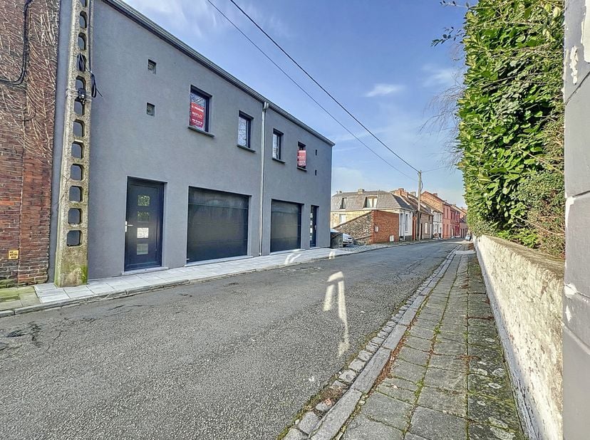 DOUR / En plein centre-ville, dans une rue peu fréquentée, Immo Dussart vous propose ce gros ouvre fermé clé sur porte. La possibilité de choisir les