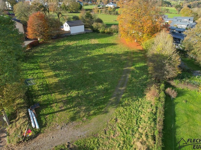 Situé à 2 pas du circuit emblématique de Spa-Francorchamps, ce terrain d&#039;une superficie de 4 176m² vous offre de multiples possibilités de projets en