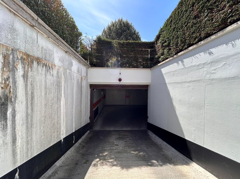 Grand garage à louer situé dans la Kustlaan.&lt;br /&gt;
Dimensions : 2,90m de large x 5,65m de profondeur x 2,35m de hauteur.&lt;br /&gt;
Disponible immédiatemen