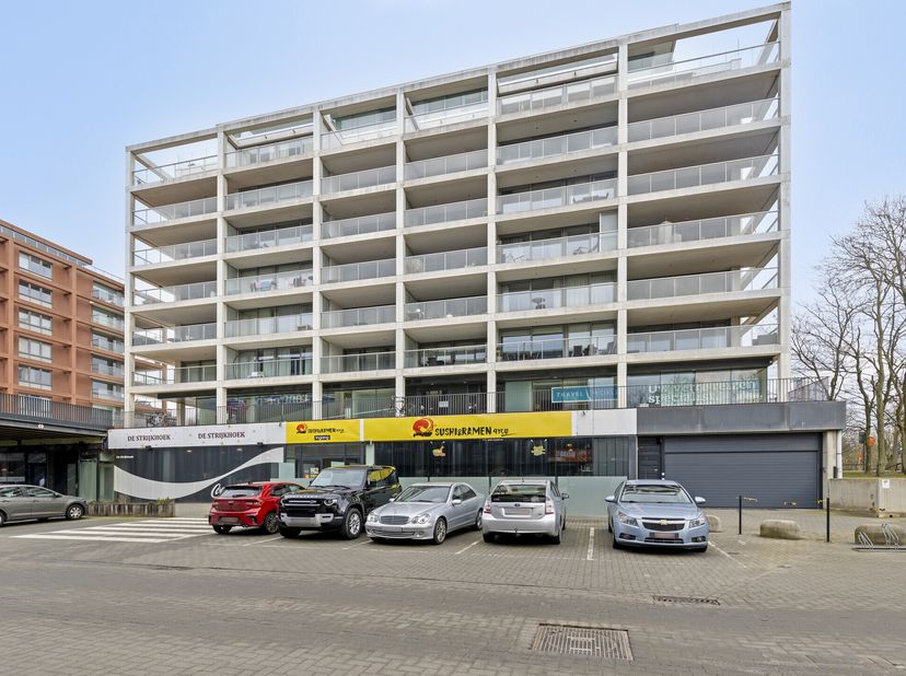 Commerciële ruimtes - baanwinkel van ca. 385 m² op topligging.&lt;br /&gt;
De winkel is gelegen in de commerciële zone samen met onder andere bestaande hand
