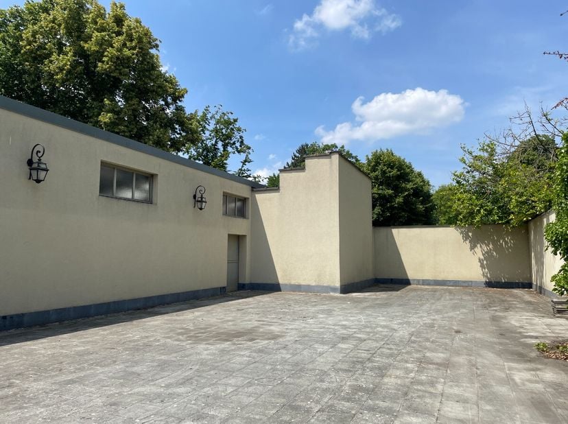 Bien professionnel à louer
                    à 8500 Kortrijk