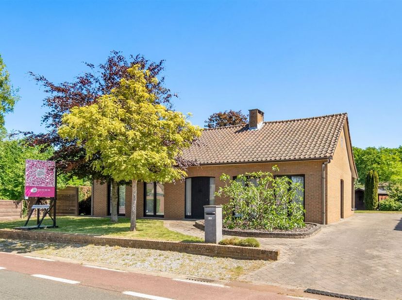 RICHTPRIJS: € 320.000,00. Bezoekmoment: Dinsdag 3 juni 2025 tussen 14u en 17u. Dit kan enkel op afspraak. Instapklare gelijkvloerse woning in het groe
