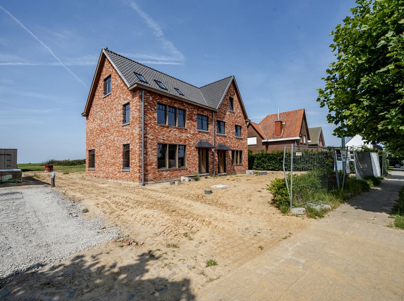 In het rustige dorpje Huise, deelgemeente van Kruisem, worden twee casco koppelwoningen aangeboden op een toplocatie vlak bij het centrum. Het gelijkv