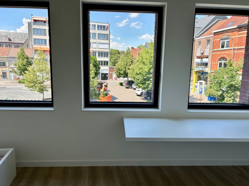 Studentenkamer is voorzien van eigen sanitair, bureel, ingemaakte kasten, bed, spots, veel lichtinval met prachtig uitzicht op plein. Kamer is volledi
