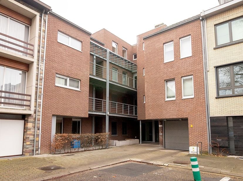 APPARTEMENT MET RUIM DAKTERRAS &lt;br /&gt;
 &lt;br /&gt;
Het appartement is gelegen aan het Heilig Hartplein te Hasselt en heeft een uniek groot dakterras.  &lt;br