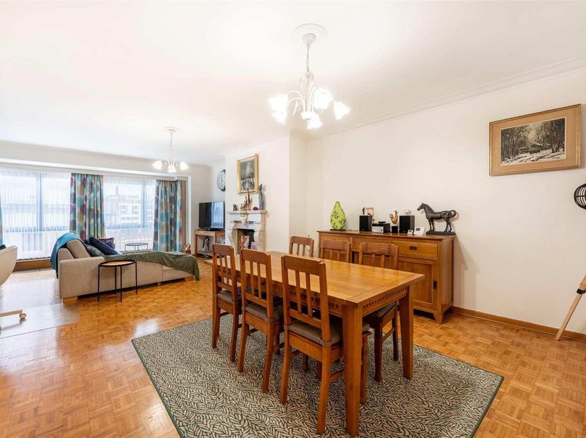 Uitstekend gelegen appartement op centrumlocatie. Deze eigendom is gelegen te hartje sint-Niklaas en op wandelafstand/fietsafstand van scholen, winkel